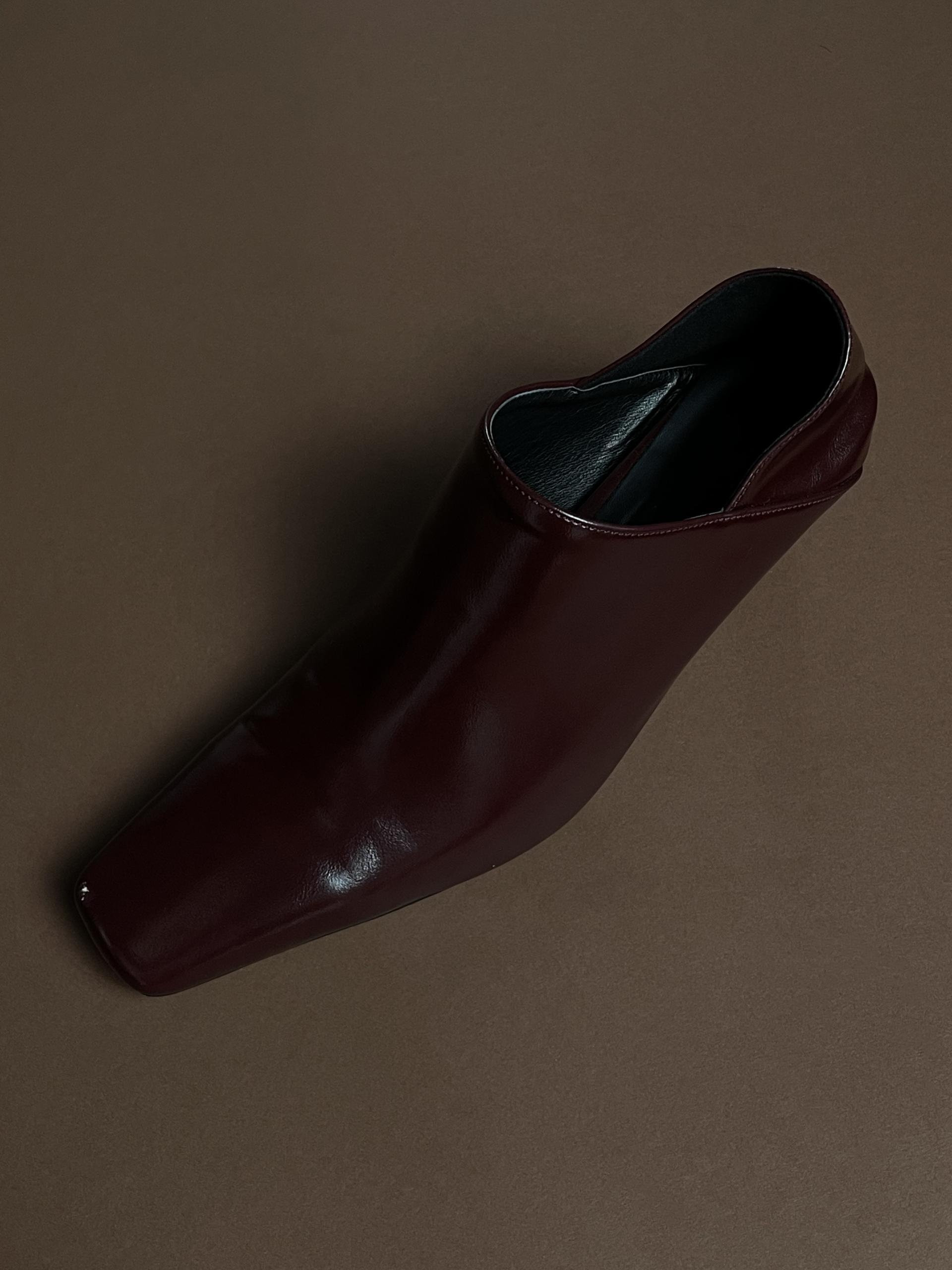 EDIT SQUARE TWO-WAY HEEL