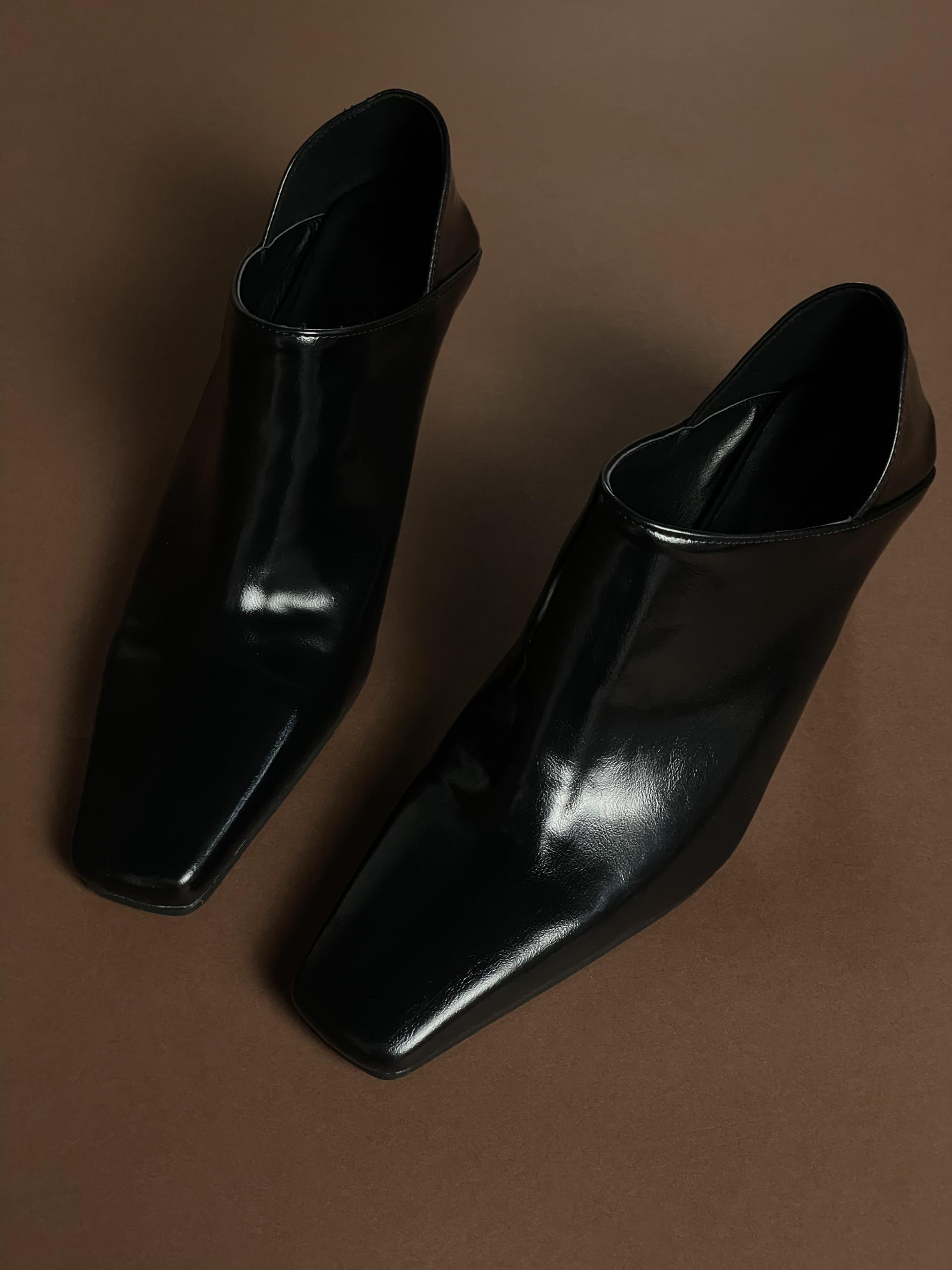EDIT SQUARE TWO-WAY HEEL
