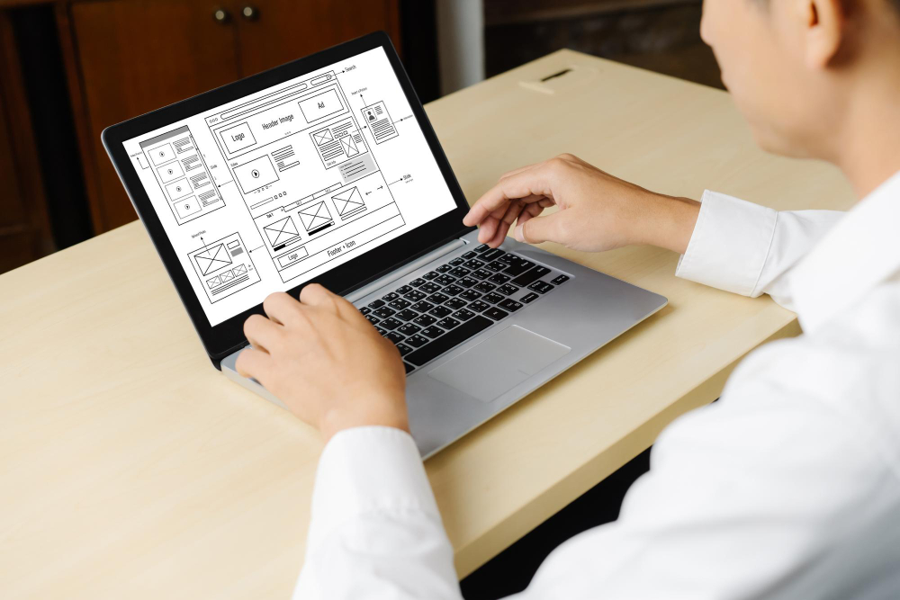 웹UXUI 디자인을 하는 모습