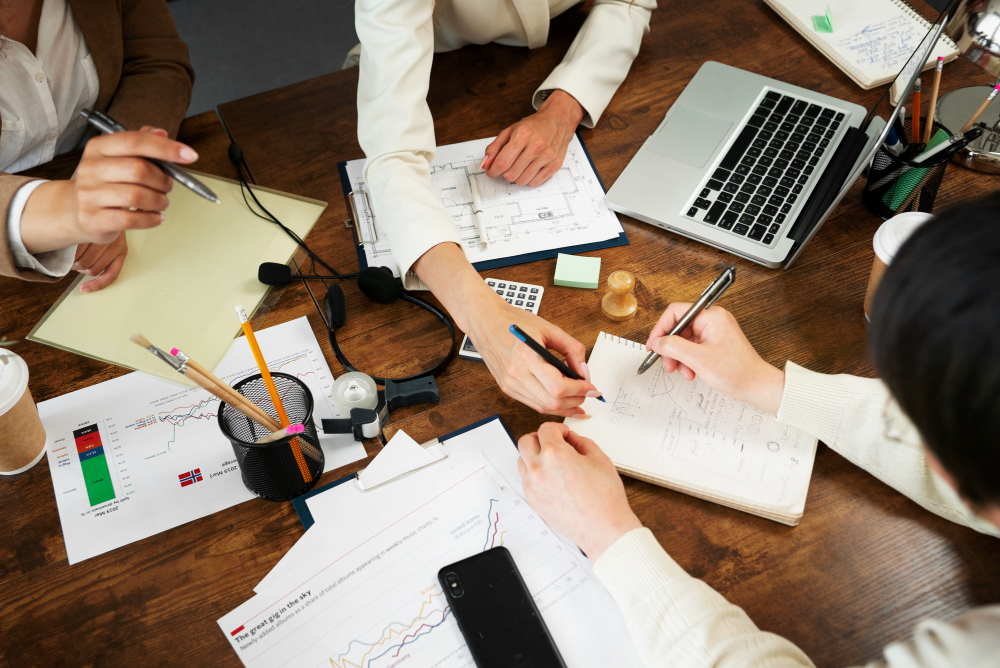 디자인 리소스 부족으로 회의 중인 광고 대행사 팀