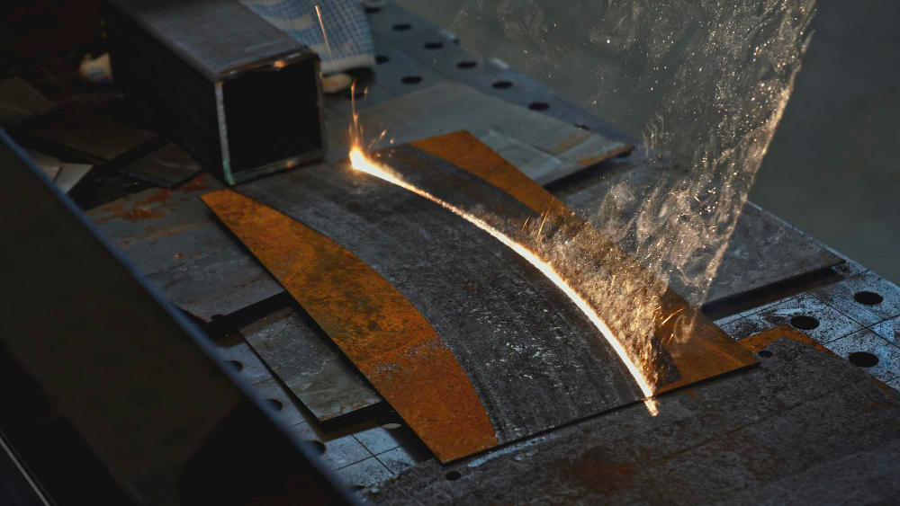 금형 사출 방식을 이해하고 시제품과 소재를 확인해야 제작비를 알 수 있습니다