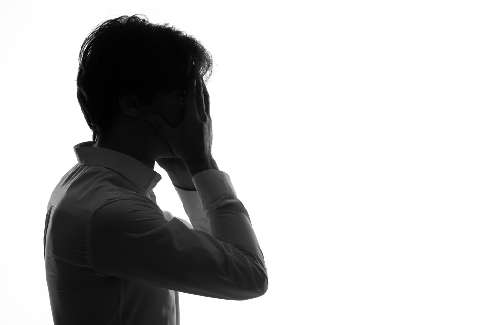 스타트업 대표가 제품 제조를 고민하는 모습