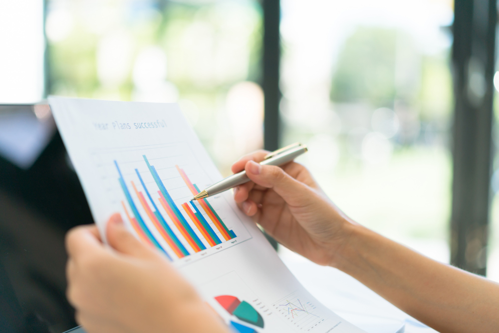 스타트업에서 시장조사를 하는 모습