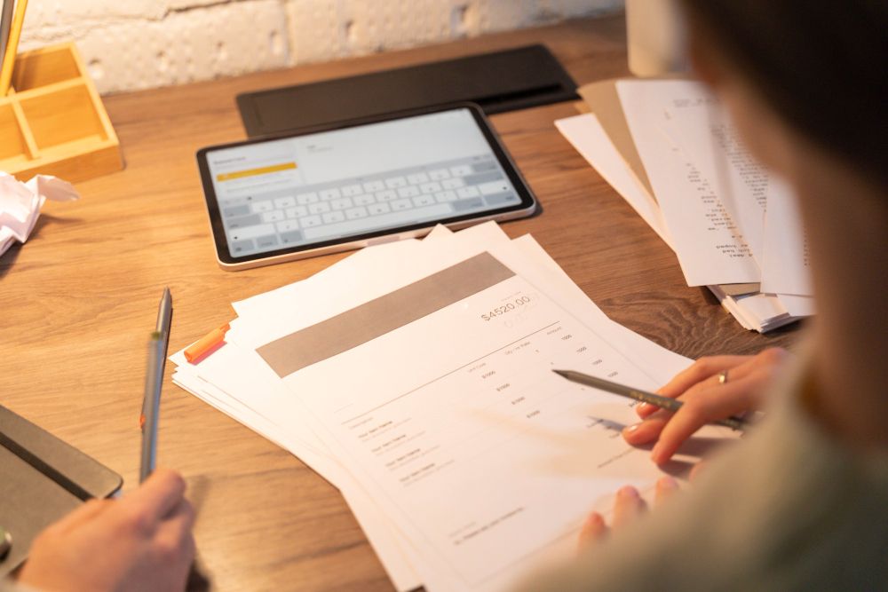 시제품 제작 견적서를 보며 고민에 빠진 대표님