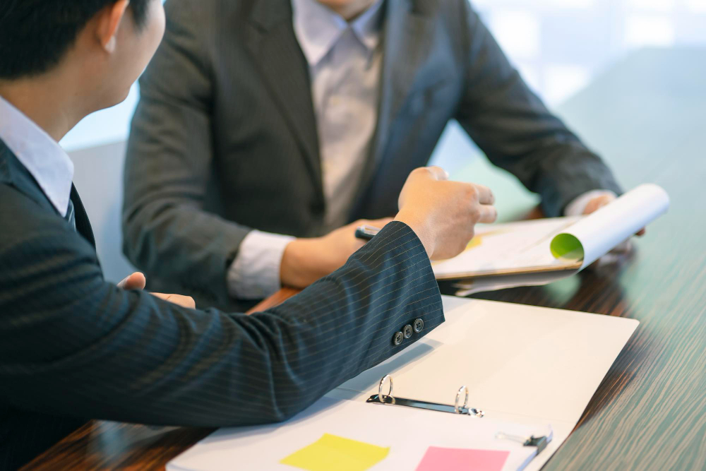 스타트업에서 신규 제품을 위해 설문조사를 하는 모습