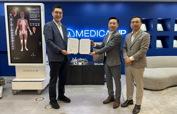 ▲왼쪽부터 메디컬아이피 박상준 대표, 마리스그룹 왕양 회장, 마리스그룹코리아 이용준 대표가 기념사진을 촬영하고 있다.