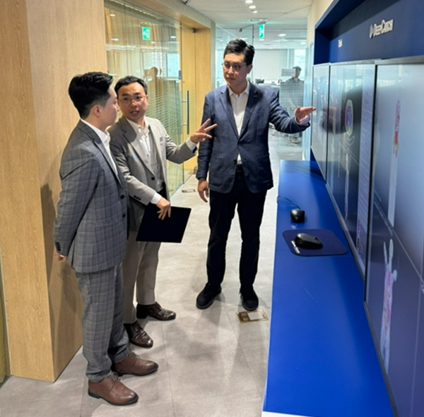 ▲왼쪽부터  마리스그룹 왕양 회장, 마리스그룹코리아 이용준 대표, 메디컬아이피 박상준 대표<br>