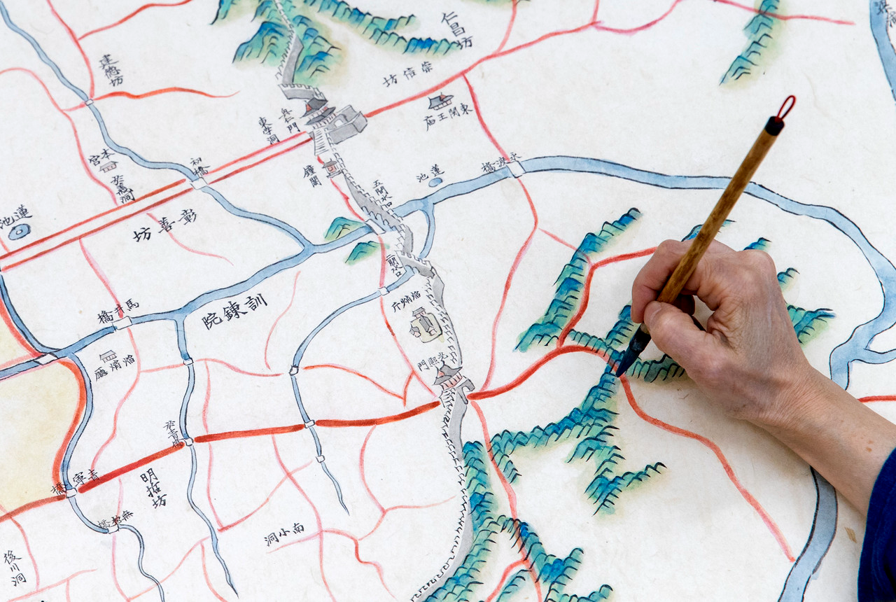 여지도에 수록된 도성도는 석록과 석청으로 채색된 산맥이 돋보이는 청록 산수화다. 한강과 하천은 푸른색으로 그리고 도로는 붉은색으로 그렸는데, 도로의 크기에 따라 선의 굵기를 다르게 표시했다. ⓒ시사IN 박미소