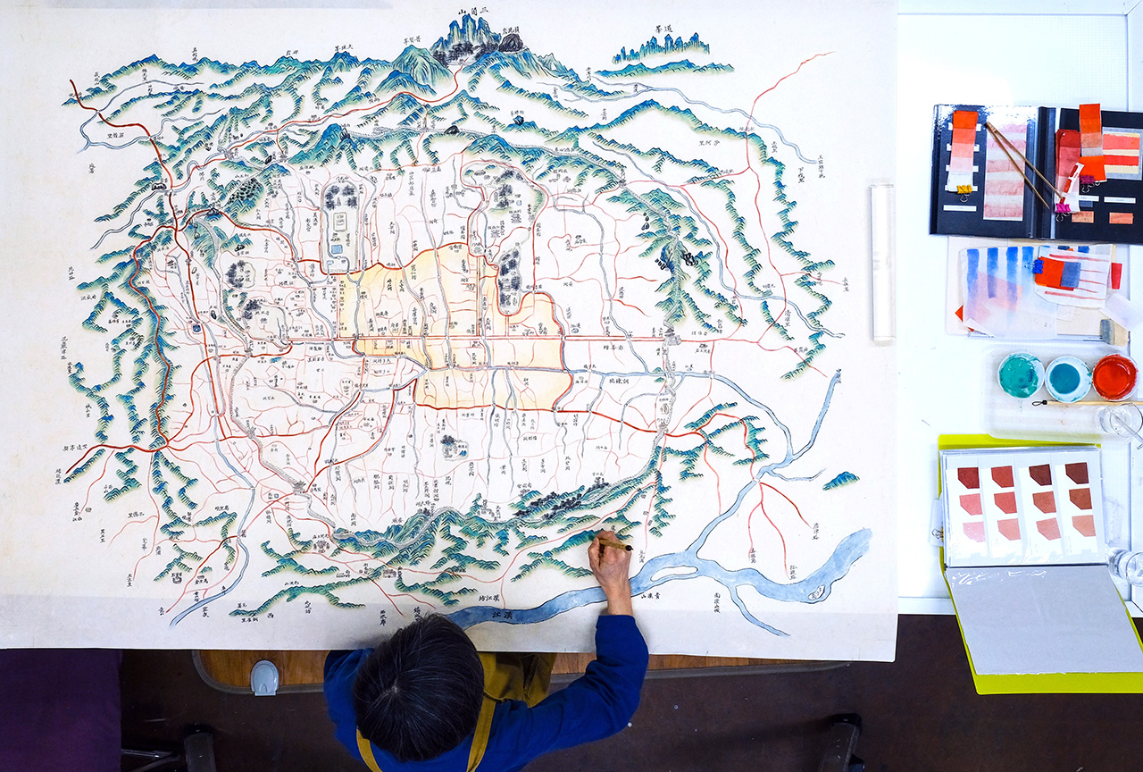 서울대학교 미술품보존연구센터 이혜경 선임연구원이 여지도의 도성도 모사본에 채색 작업을 하고 있다. ⓒ시사IN 박미소