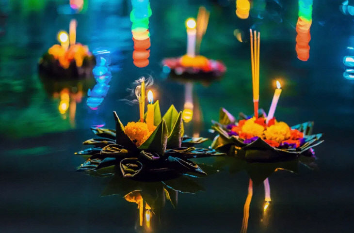 로이끄라통(Loy Krathong) 태국의 밤을 수놓는 빛의 축제