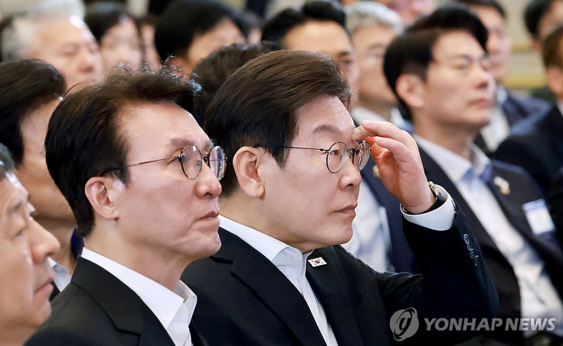 이재명 대통령이 지난 13일 청와대 영빈관에서 열린 국정기획위원회 국민보고대회에서 국정 과제 발표를 듣고 있다. 사진=연합뉴스