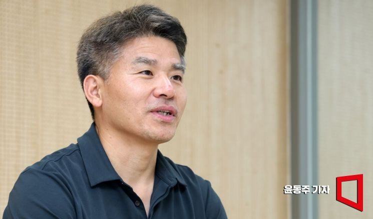 신동호 무하유 대표가 아시아경제와의 인터뷰에서 AI 면접 서비스 '몬스터'를 소개하고 있다. 윤동주 기자