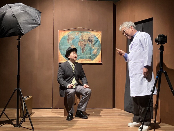 극단 새벽의 김기백(왼쪽) 이현식 배우가 연극 ‘시즈위 밴지는 죽었다’를 연습하고 있다.   새벽 제공