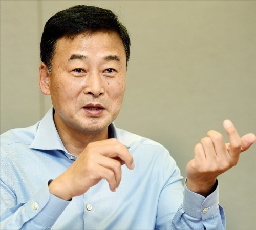 이기형 인터파크홀딩스 회장은 지난 21일 서울 삼성동 인터파크 사무실에서 한 한국경제신문과의 인터뷰에서 “술자리에서도 남 눈치 보지 않고 과학을 주제로 토론을 벌이는 성숙한 과학 문화를 여는 게 꿈”이라고 말했다. 허문찬 기자 sweat@hankyung.com 