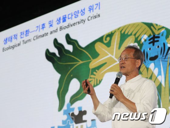 28일 부산 해운대구 벡스코 그랜드볼룸에서 열린 '2023 주니어해양컨퍼런스'에서 최재천 이화여대 석좌교수가 기조연설을 하고 있다. 주니어해양컨퍼런스는 기후 및 해양환경 위기에 대한 인식을 확산하고 10대들의 제언과 실천 방안을 마련하기 위해 매년 열리는 행사로 주니어 대상 국제컨퍼런스로는 유일하다. 2023.7.28/뉴스1 © News1 윤일지 기자
