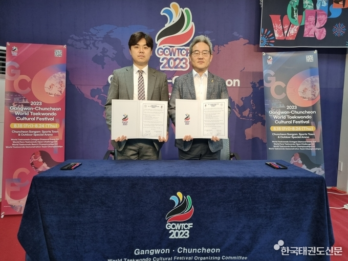 한국태권도지도자협회 남궁준 대표(왼쪽)와 강원·춘천 세계태권도문화축제 이상민 조직위원장(오른쪽)이 업무협약을 체결하는 모습