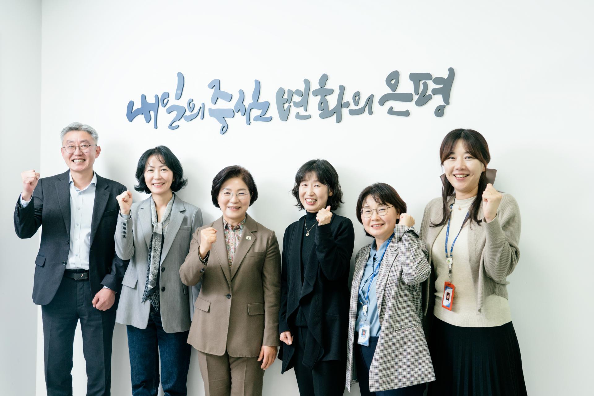 Q. 전국평생학습도시협의회 제12대 회장으로 선출되셨습니다. 소감을 말씀해 주세요. 전국평생학습도시협의회는 교육부가 평생학습도시로 지정한 전국 201개 도시의 시장·군수·구청장과 73개 교육지원청의 교육장이 함께하는 큰 조직입니다. 이런 협의회를 대표하게 되어 매우 영광스럽고, 동시에 무거운 책임감을 느낍니다. 저는 평생학습이 단순히 공부를 넘어 ‘사람의 삶을 바꾸는 힘’이라고 생각합니다. 은평에서 주민들과 함께하며 배움이 한 사람을 변화시키고, 그 사람이 다시 마을을 바꾸는 모습을 직접 봤습니다. 이제 그 경험을 여러 도시와 나누며, 서로의 좋은 사례를 배우고 함께 성장하는 따뜻한 네트워크를 만들고 싶습니다. 앞으로 협의회를 통해 도시 간의 연대, 공동의 학습 플랫폼 구축, 그리고 배움으로 연결된 대한민국을 만들어 가겠습니다.