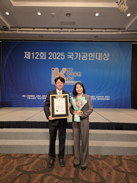 임지숙 스마트큐브 대표(오른쪽)가 지난달 23일 열린 '2025 국가공헌대상 시상식'에서 과학기술정보통신부 장관상을 수상했다.