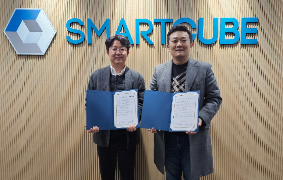 하태원 스마트큐브 부대표(사진 왼쪽)와 김광집 스튜디오메타케이 대표가 전략적 업무협약을 체결하고 기념사진을 찍고 있다/사진제공=스튜디오메타케이