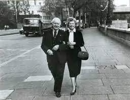 제임스 레스턴(왼쪽)과 부인 샐리가 1980년대 런던 시내를 함께 걷고 있다./일리노이대학
