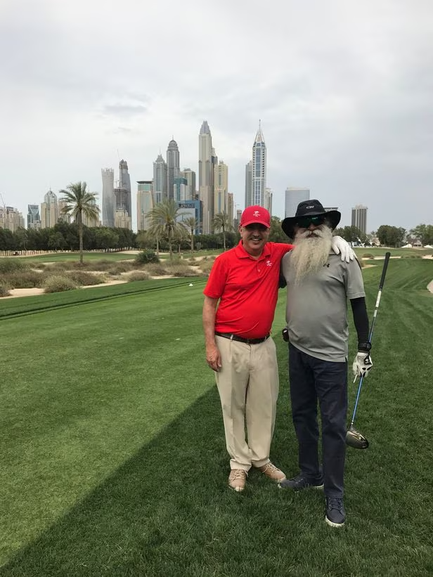토머스 프리드먼은 10대부터 골프와 친숙하게 지낸 골프 팬이자 골프광이다. 2008년 당시 그의 골프 핸디캡은 5였고 2023년 현재 7.1이다. 사진은 중동의 두바이의 골프장에 있는 프리드먼(왼쪽)