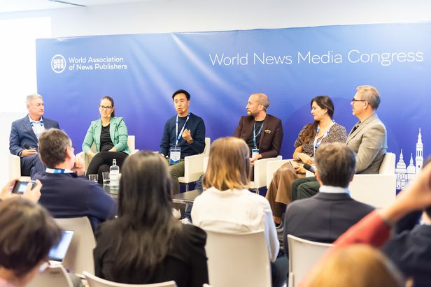 2022년 9월 30일 제73회 세계뉴스미디어 총회에서 블록체인 전문가들이 웹 3.0 기술이 미디어에 미칠 영향에 대해 토론하고 있다. 왼쪽에서 3번째가 게리 리우  아티팩트 랩스 창업자 겸 CEO/WAN-IFRA  
