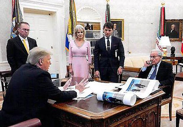 밥 우드워드(맨 오른쪽) 워싱턴포스트 기자가 2019년 12월 백악관 대통령 집무실에서 도널드 트럼프 대통령을 인터뷰하고 있다. 책상에는 트럼프와 북한 김정은이 같이 찍은 사진이 놓여 있다./백악관 제공