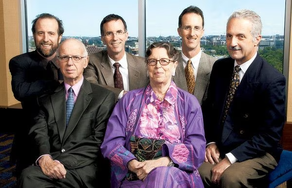 데이비드 브로더(앞줄 왼쪽)가 80회 생일을 맞아 2009년 6월 부인과 4명의 아들과 함께 찍은 가족 사진/Broder Family 제공
