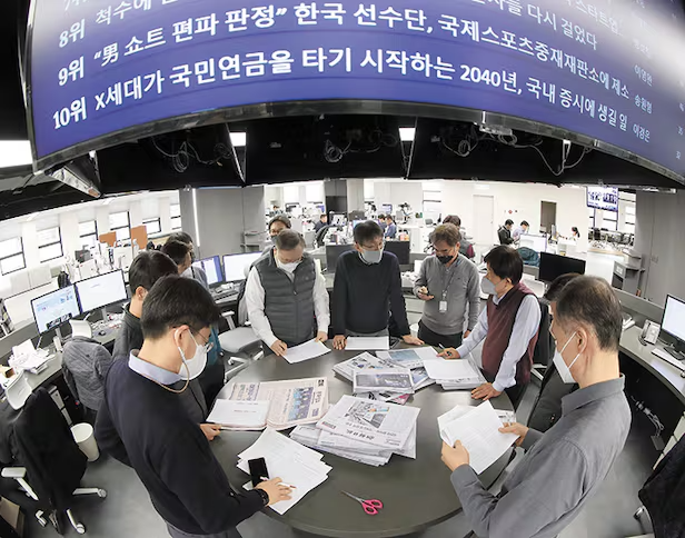 오후 편집회의서 지면 계획 논의 - 저자들의 현장 참여 관찰 연구 당시 조선일보 편집국 오후 2시 편집회의 장면. 주용중 당시 편집국장(현 TV조선 대표·오른쪽에서 둘째)을 중심으로 각 부서 부장들이 지면 계획을 논의하고 있다. 코로나 시기라 모두 마스크를 착용했다. /오종찬 기자