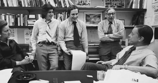 리처드 닉슨 전 미국 대통령을 하야시킨‘워터게이트 사건’특종을 지휘했던 고(故) 벤저민 브래들리(오른쪽 끝) 워싱턴포스트 편집인이 1973년 동료들과 이야기 나누는 모습. 왼쪽부터 캐서린 그레이엄 발행인, 워터게이트 사건 취재의 두 주인공인 칼 번스타인과 밥 우드워드 기자, 하워드 사이먼즈 편집국장.