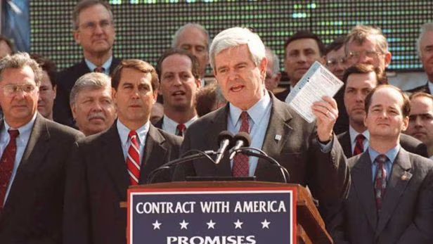 1994년 11월 미국 중간선거에서 40년 만에 공화당의 승리를 이끈 뉴트 깅리치 하원의장이 1995년 1월 연방의사당 앞에서 '미국과의 계약(Contract with America)' 문서를 들고 연설하고 있다./CNN
