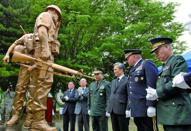 사단법인 ‘한국국방안보포럼’(KODEF)이 2012년 개최한 '주한미군 및 카투사 순직자 추모비' 제막식(除幕式·동상이나 기념비 따위를 다 만든 뒤에 완공을 공포하는 의식) 모습/유용원 제공