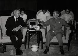 1971년 8월 5일 베이징 인민대회당에서 제임스 레스턴(왼쪽)과 주은래 중국 총리가 회담하고 있다./연합뉴스