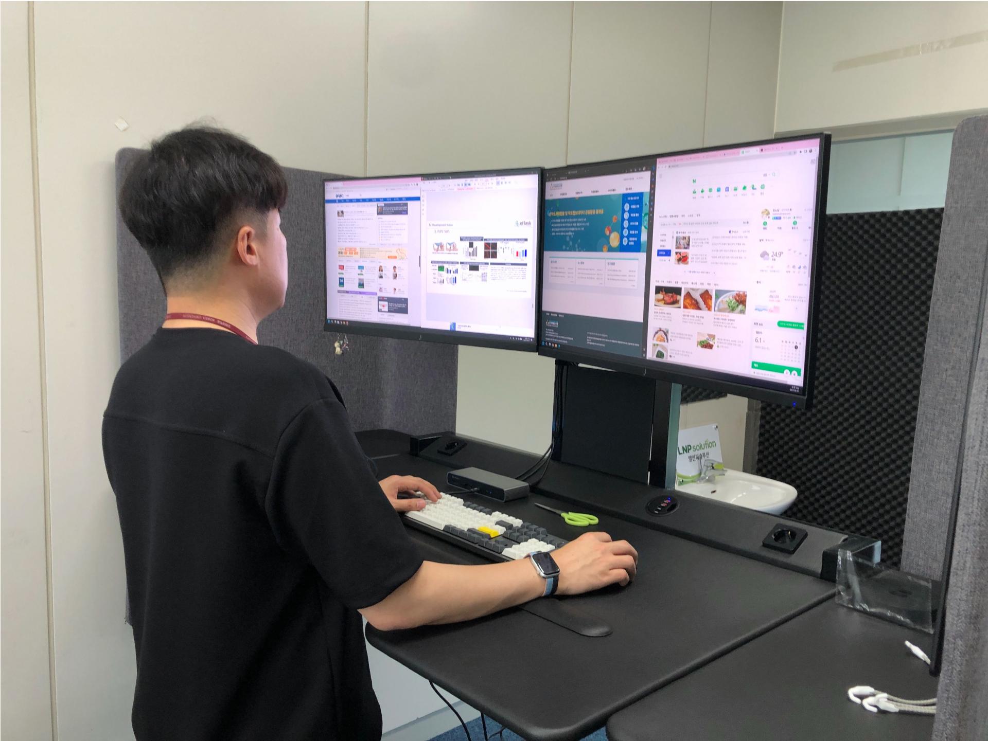 개선점 : 모니터를 높이고 데스크 기울기로 바른 자세 유도