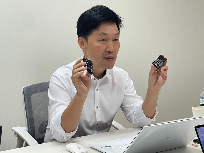 이치헌 에이럭스 대표가 자체 개발한 비행통제장치(FC)를 들고 상장 배경과 회사의 비전을 설명하고 있다.<사진=에이럭스>, 그림