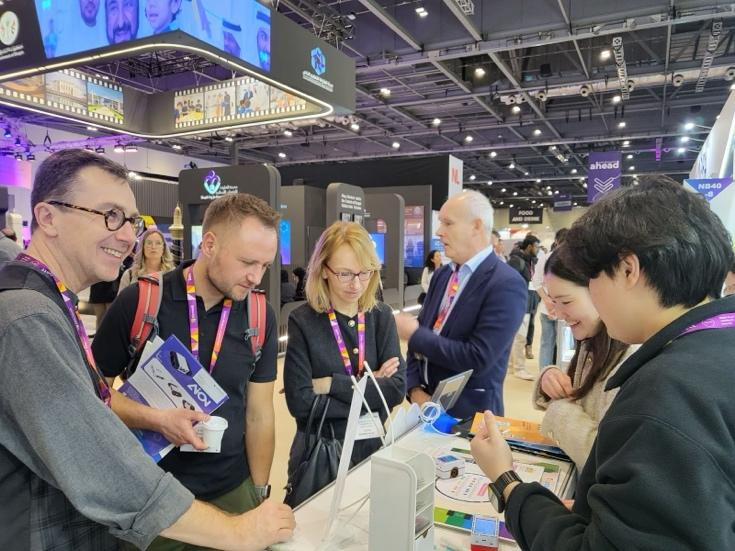 의류, 사람, 인간의 얼굴, 여성이(가) 표시된 사진 자동 생성된 설명, 그림