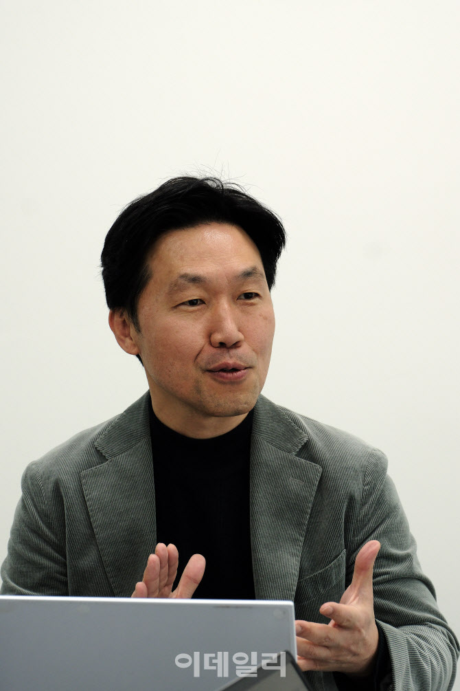 사람, 인간의 얼굴, 노트북, 의류이(가) 표시된 사진 
AI 생성 콘텐츠는 정확하지 않을 수 있습니다., 그림