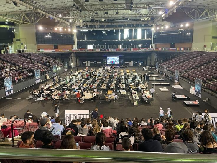 청중, 사람, 실내, 의류이(가) 표시된 사진 자동 생성된 설명, 그림