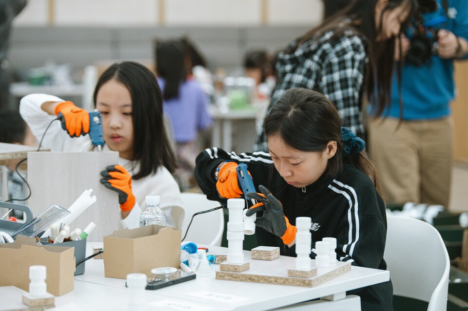 퍼시스그룹 임직원 자녀들이 지난 18일 열린 '패밀리 워크숍'에서 목재ᐧ가죽ᐧ패브릭 등 제품 생산 과정에서 나온 자투리 재료로 새로운 놀잇감을 만들고 있다. [사진 자원]