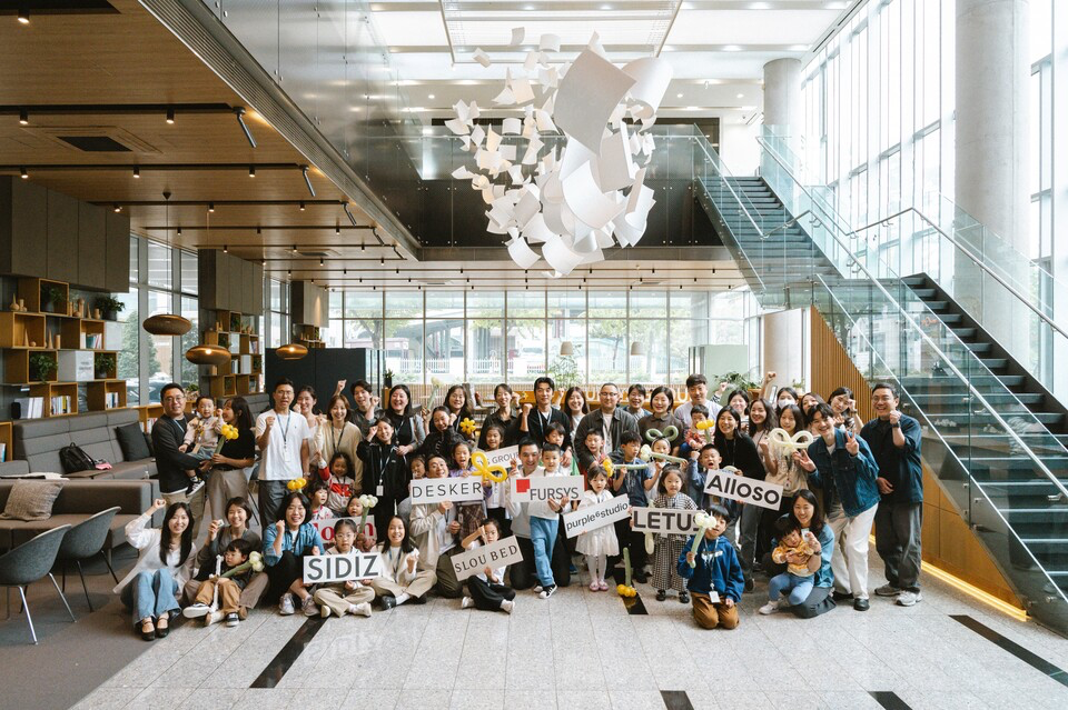 지난 18일 자원과 퍼시스그룹이 개최한 '패밀리 워크숍' 참가자들. [사진 자원]