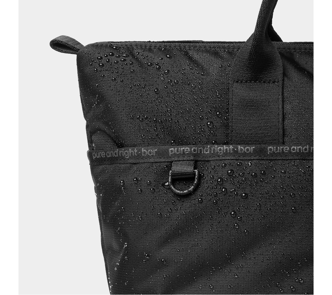 물방울이 맺힌 원단으로 생활방수 기능을 보여주는 디테일