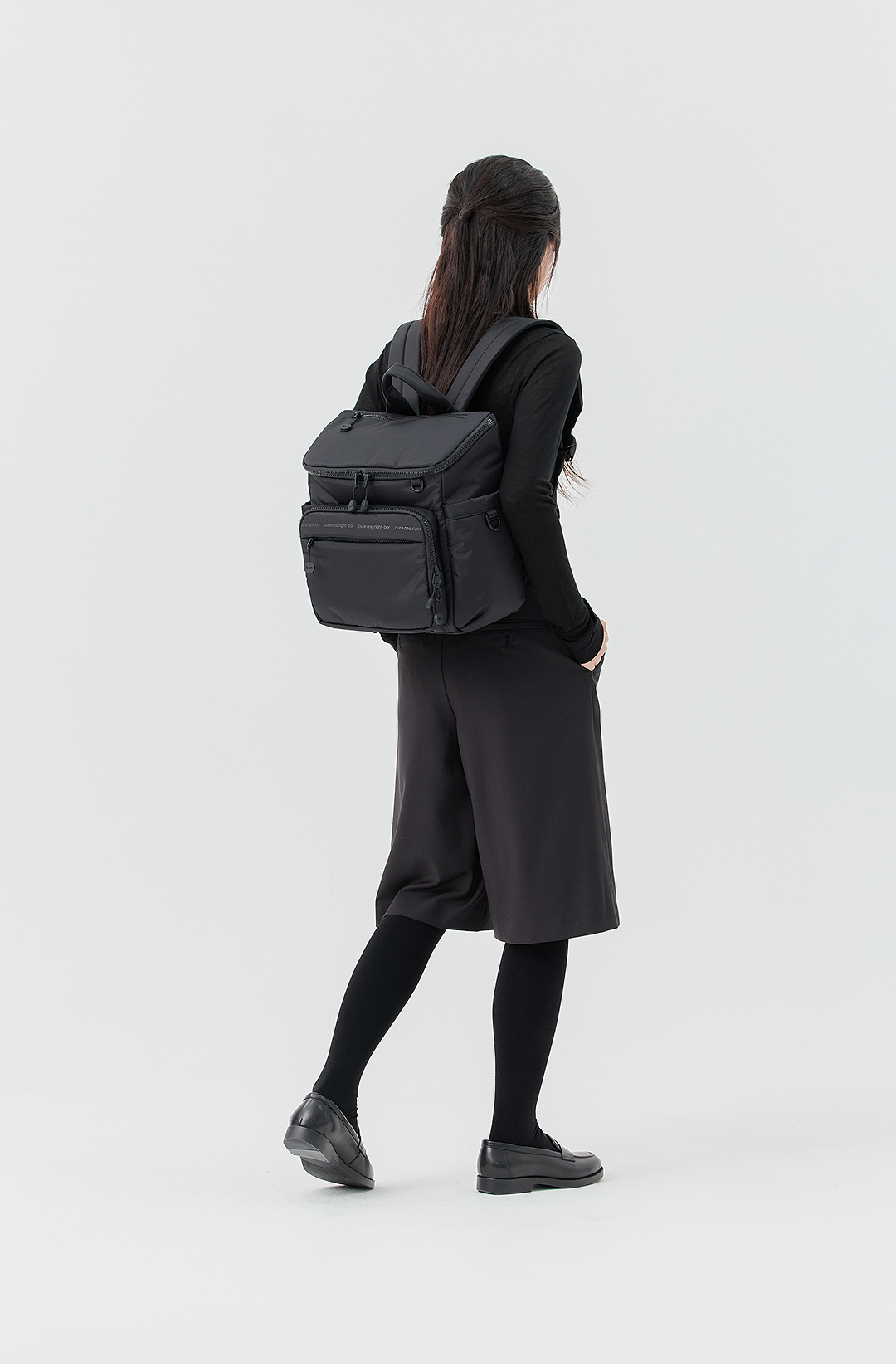 여성 모델이 '보르 정리가 쉽네 미니백팩'을 메고 뒤 돌아 서 있는 이미지