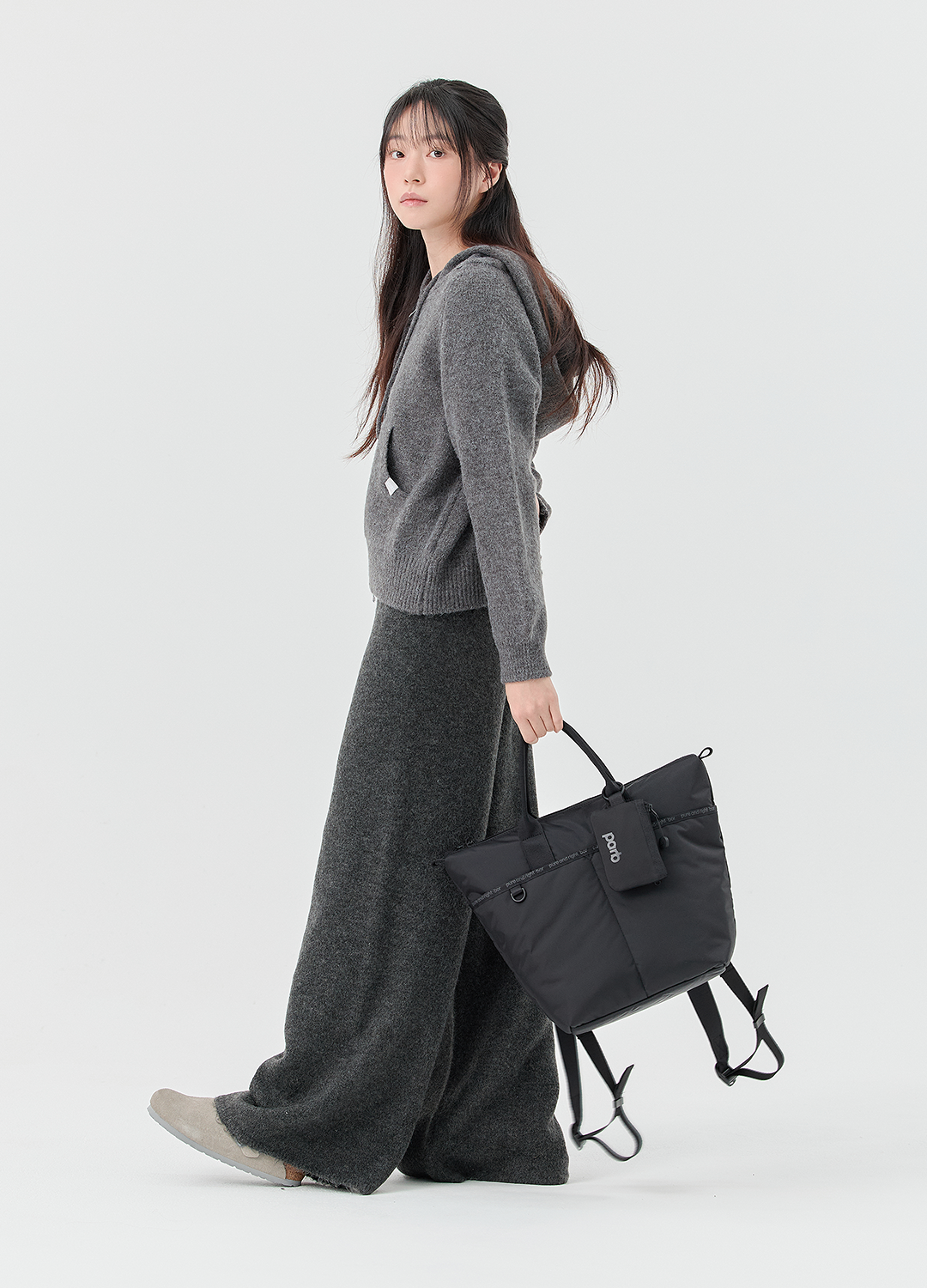 키와 몸무게 정보 기준으로 보르 투웨이 미니 백팩을 토트백으로 착용한 모델 컷, 실제 착용 시 가방 크기와 비율 참고용 이미지