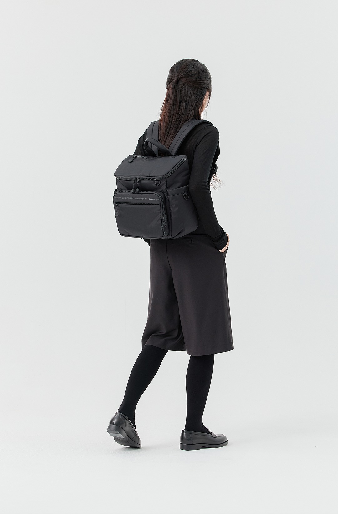 여성 모델이 '보르 정리가 쉽네 미니백팩'을 메고 뒤 돌아 서 있는 이미지