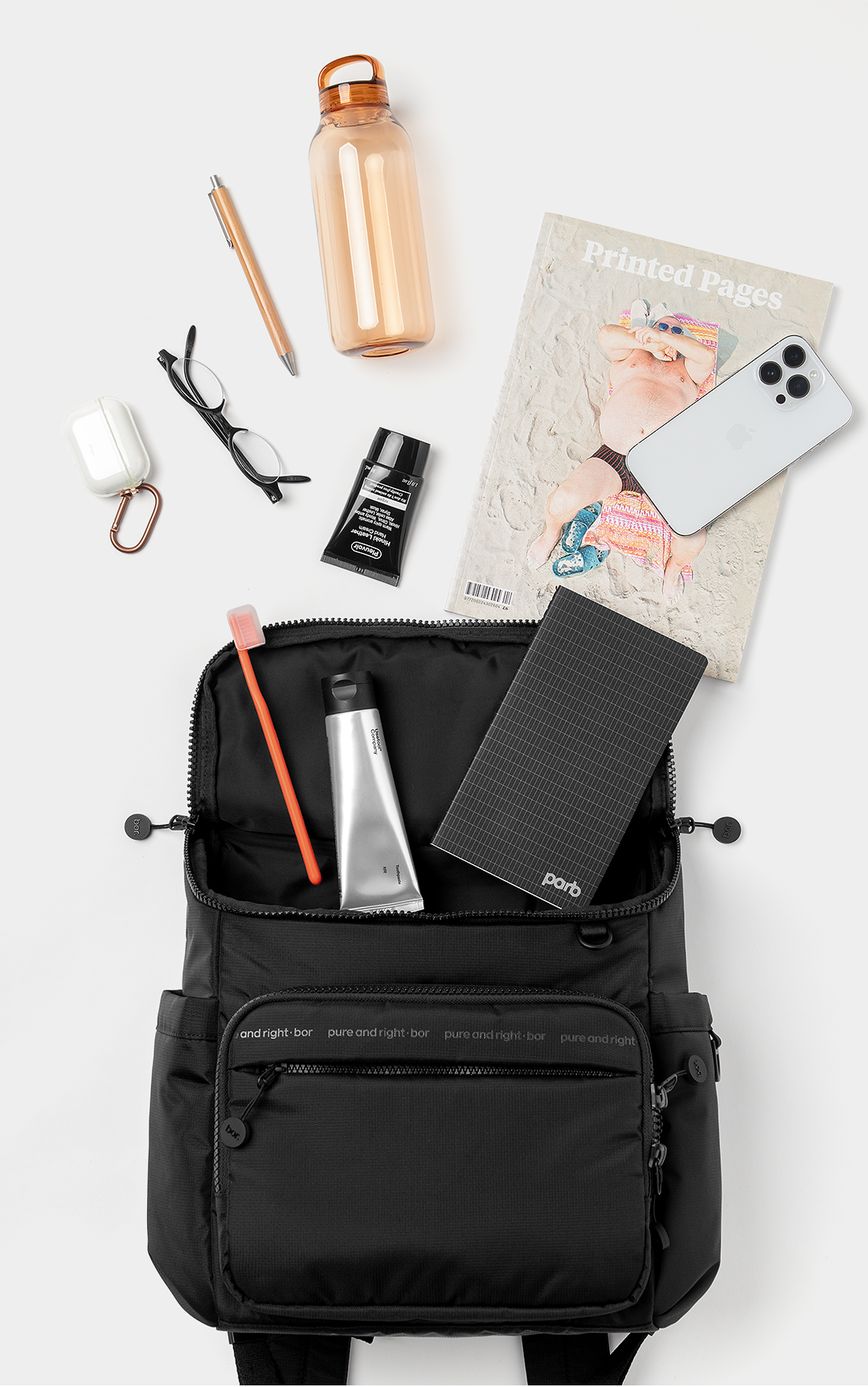 일상 소지품을 담아 사용 예시를 보여주는 bor 미니 백팩 상단 오픈 모습