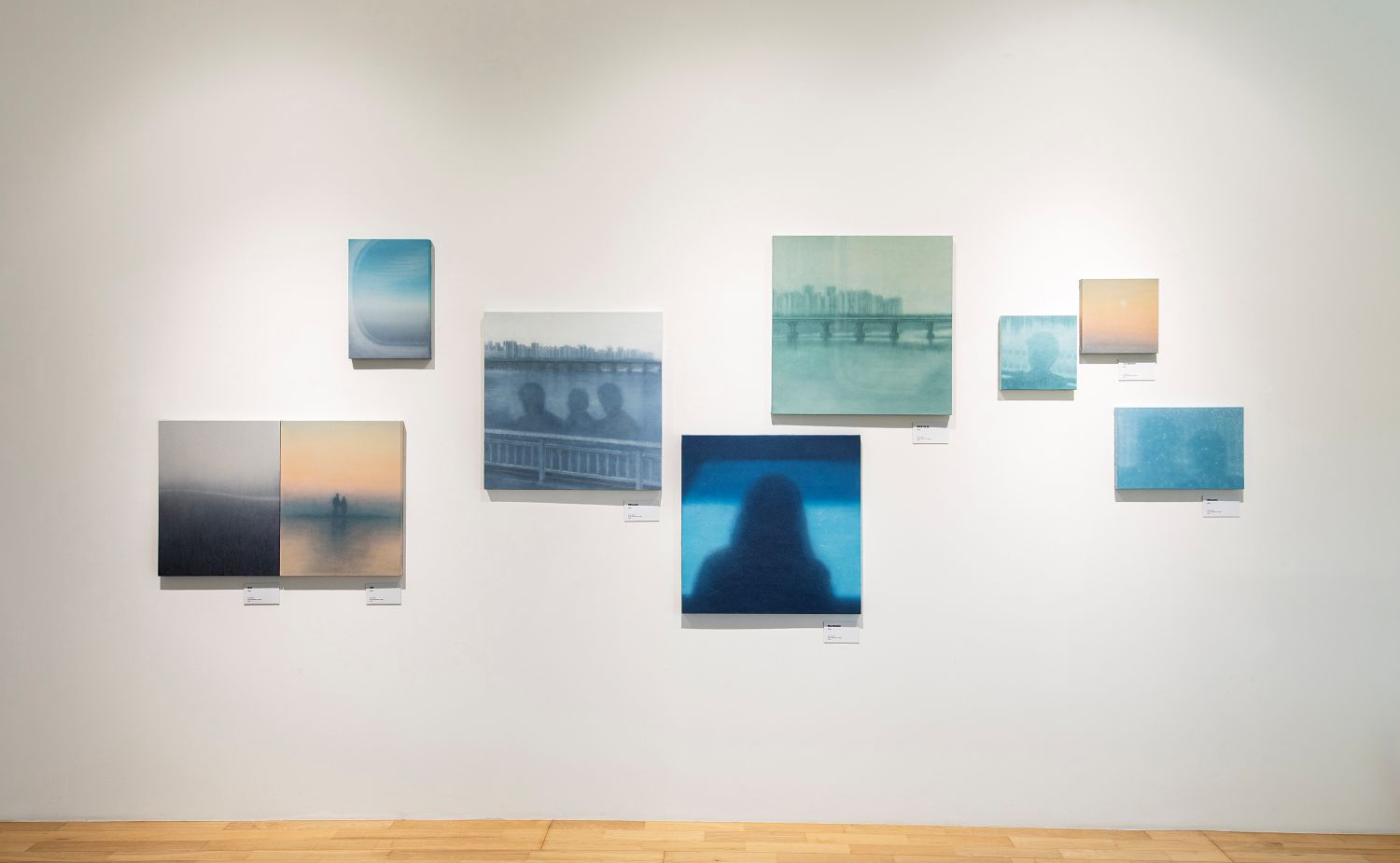 벽, 갤러리, 아트 갤러리, 사진 액자이(가) 표시된 사진

AI 생성 콘텐츠는 정확하지 않을 수 있습니다.