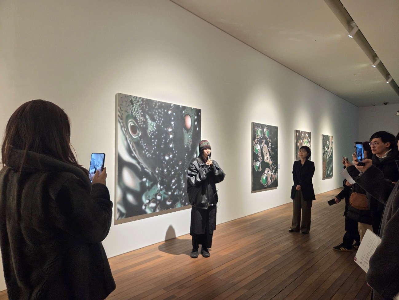 갤러리, 실내, 벽, 의류이(가) 표시된 사진

AI 생성 콘텐츠는 정확하지 않을 수 있습니다.