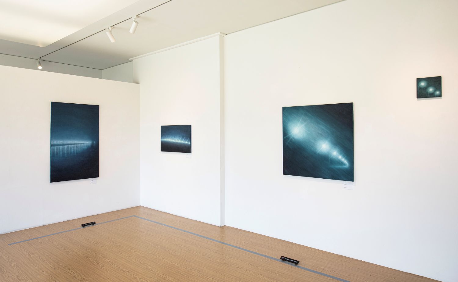 벽, 예술, 실내, 갤러리이(가) 표시된 사진

AI 생성 콘텐츠는 정확하지 않을 수 있습니다.