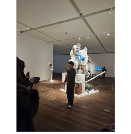 실내, 벽, 방, 사람이(가) 표시된 사진

AI 생성 콘텐츠는 정확하지 않을 수 있습니다.