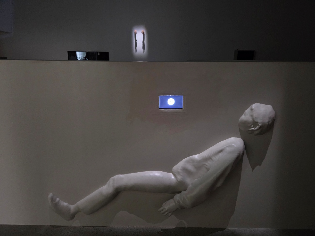 조각상, 예술, 박물관, 벽이(가) 표시된 사진

AI 생성 콘텐츠는 정확하지 않을 수 있습니다.